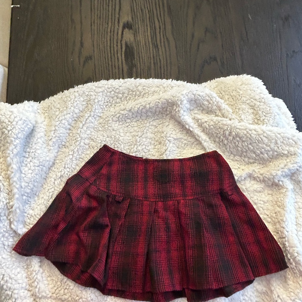 Chic Tartan Mini Skirt in Red